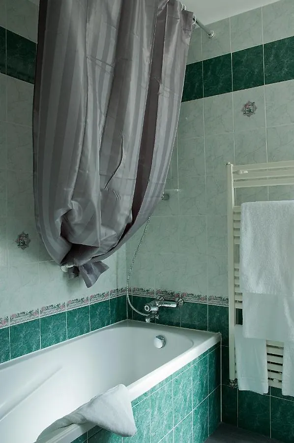Hotel Les Amandiers Saint-Raphael  2*, Saint-Raphael (Var)